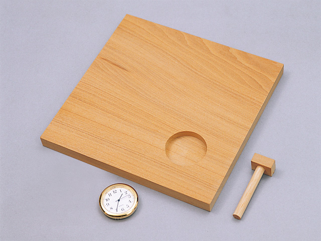 木彫マスコット時計板